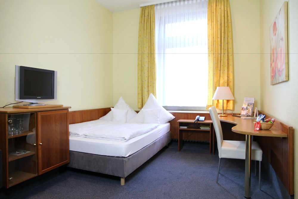 Economy Double Room, 1 Queen Bed photo 1