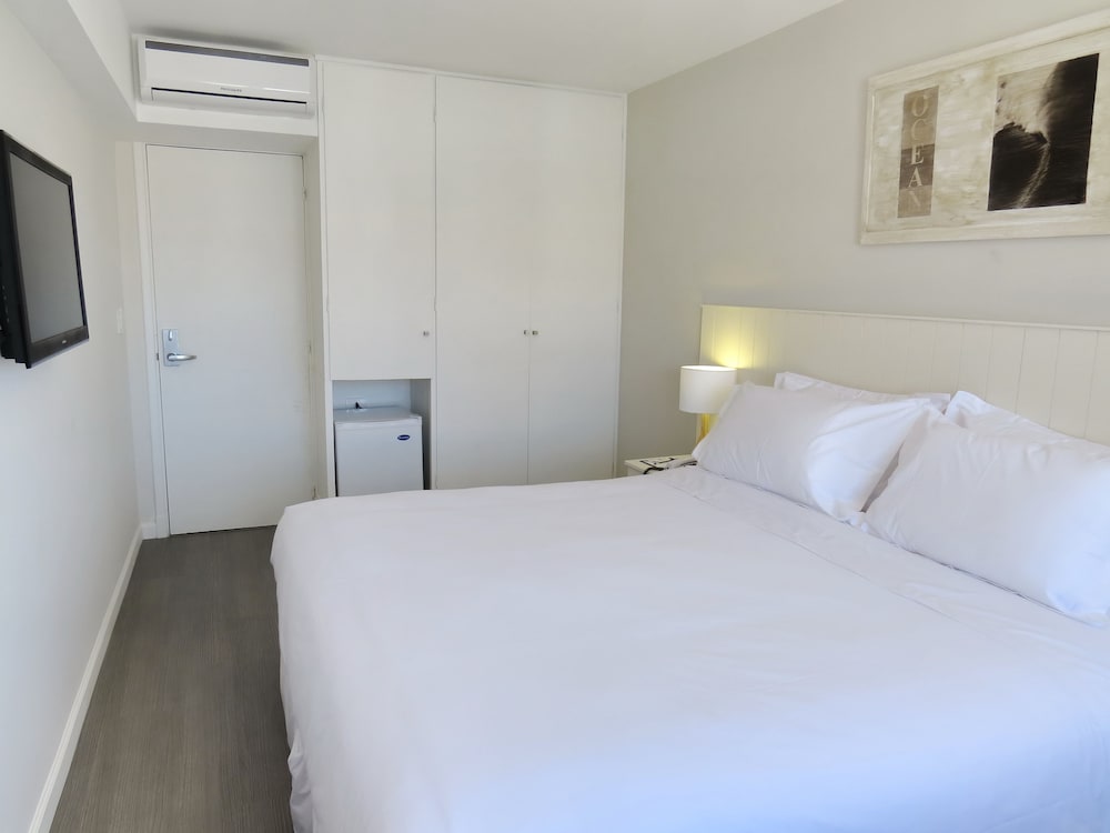 Standard Room, 1 Queen Bed photo 3