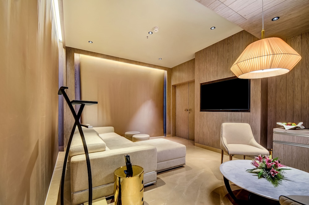 Suite, City View - Photo 4