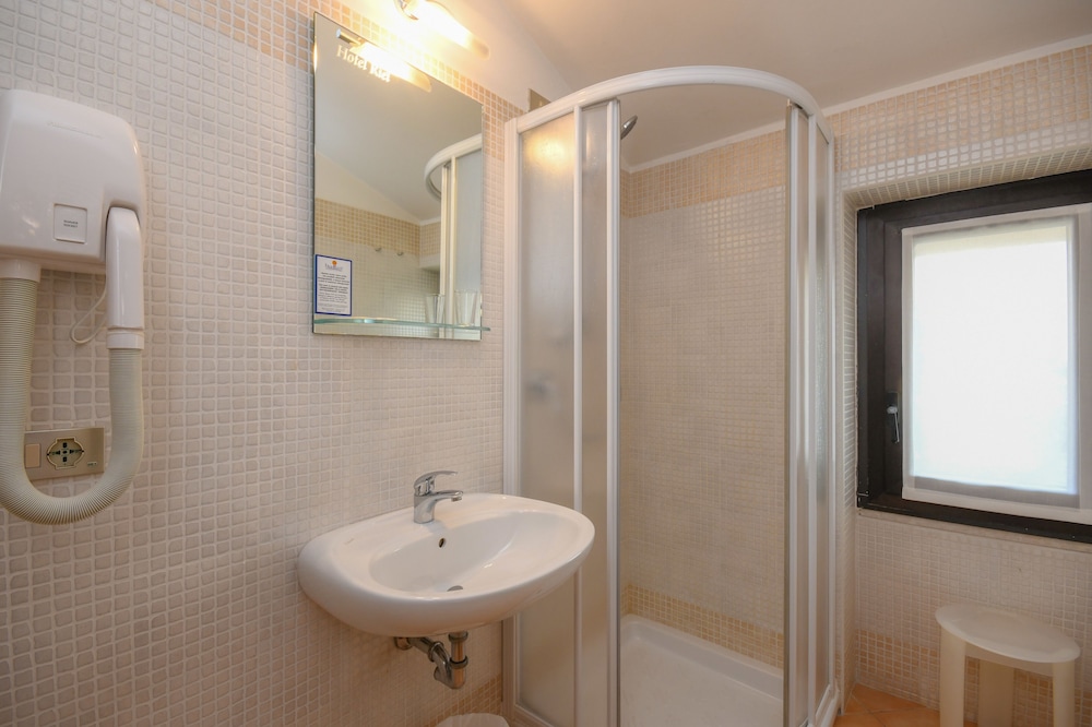 Room, 2 Double Beds - Photo 13
