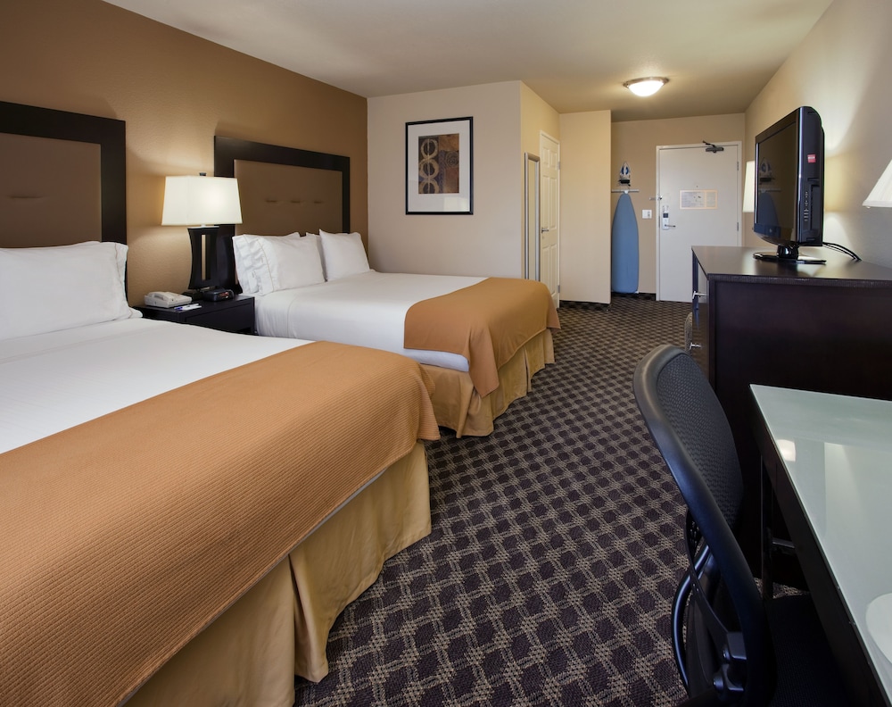 Suite, 2 Queen Beds, Accessible Bathtub (Mobility, Accessible Tub) photo 3