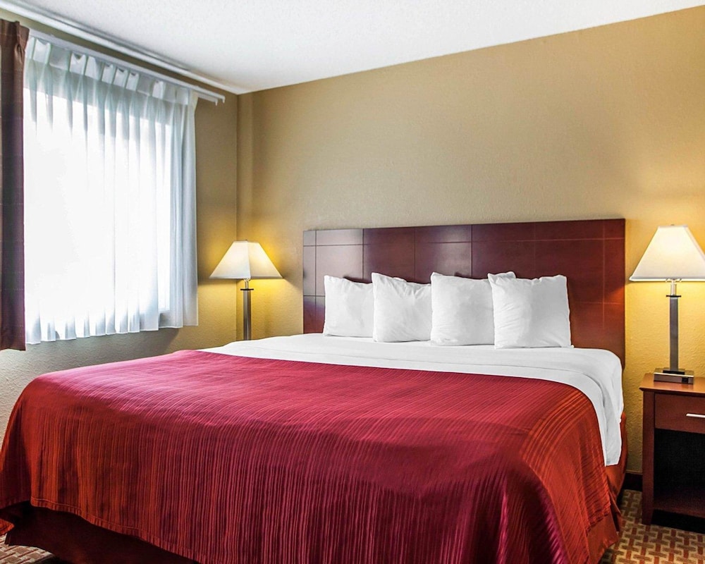 Standard Room, 1 King Bed, Non Smoking - Photo 2