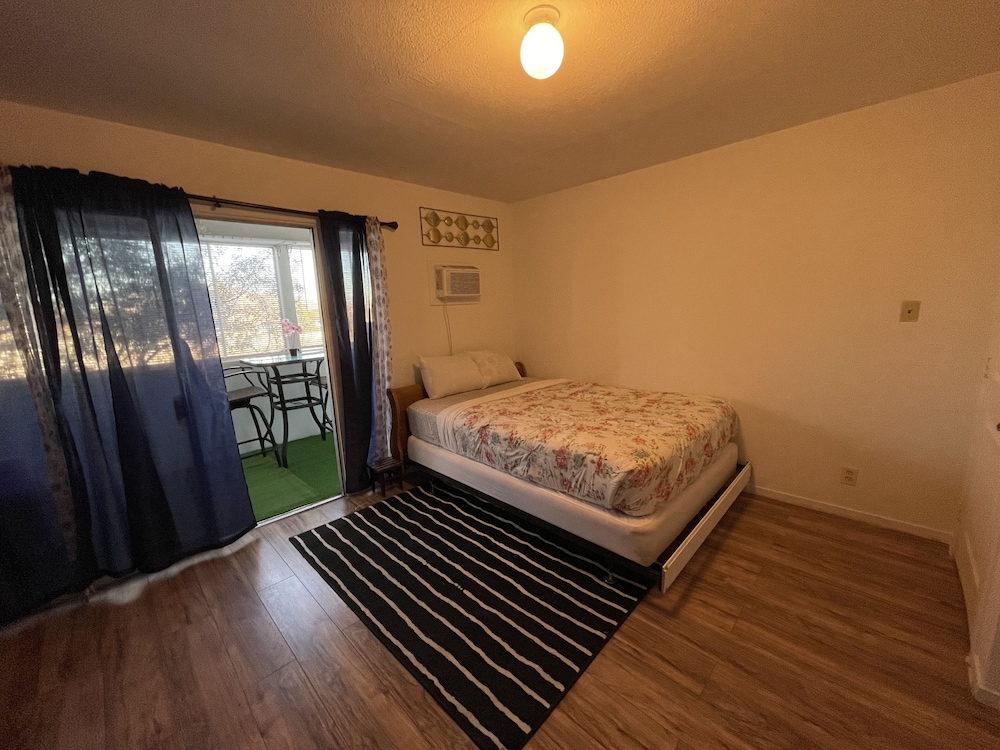 Basic Double Room, 1 Queen Bed, Balcony, City View photo 2