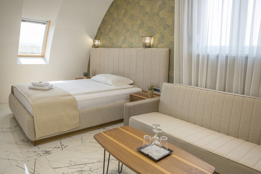 Standard Double or Twin Room - Photo 9