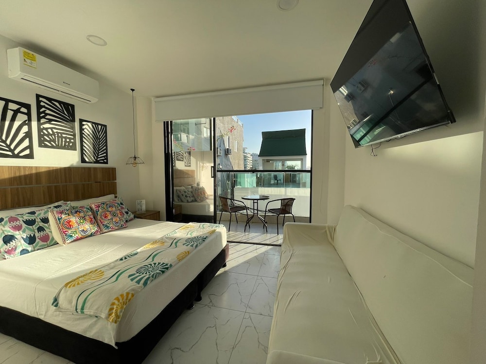 Deluxe Room, 1 King Bed photo 1