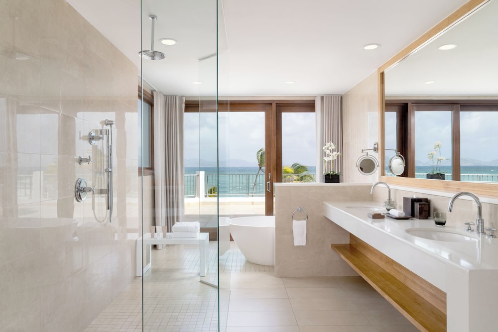 Oceanfront King Deluxe Suite With Hot Tub At Merrywing Beach