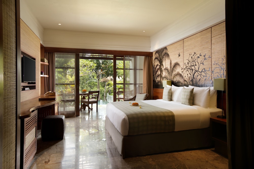 Premier Pool Access Room