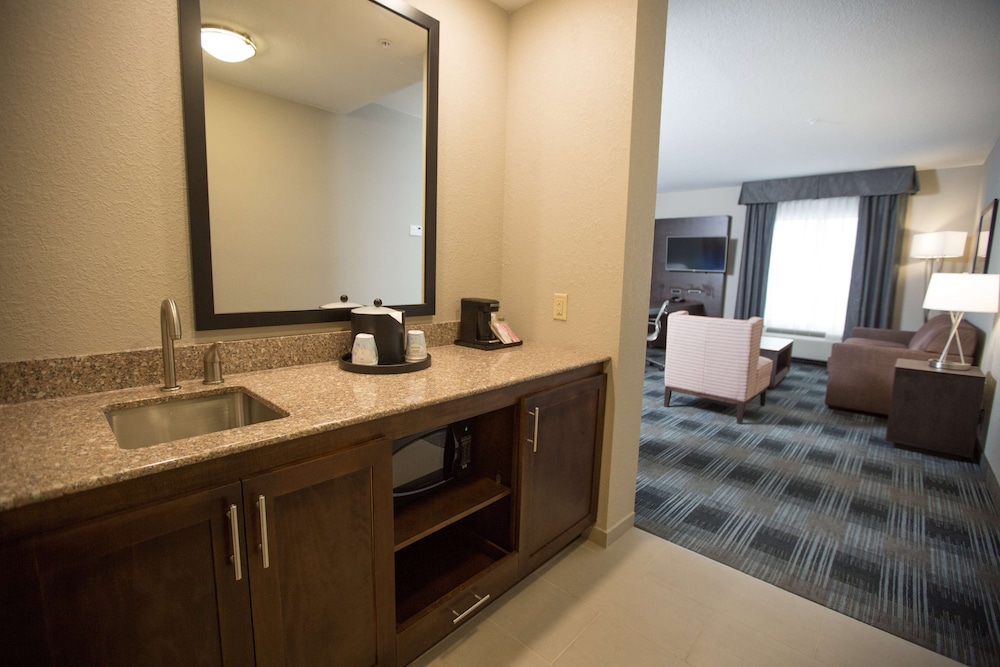 Studio, 1 King Bed, Refrigerator & Microwave (Wetbar) photo 2