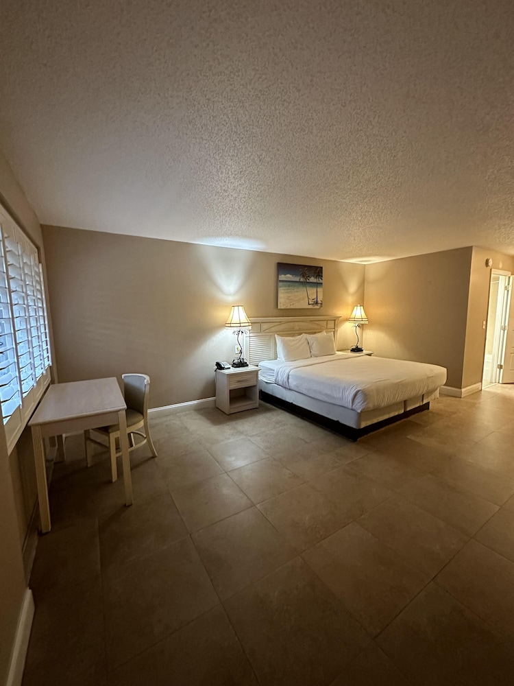 Room, 1 King Bed, Refrigerator & Microwave photo 1