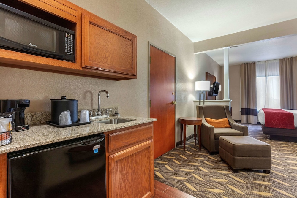 Suite, Multiple Beds, Non Smoking (Upgrade) - Photo 5