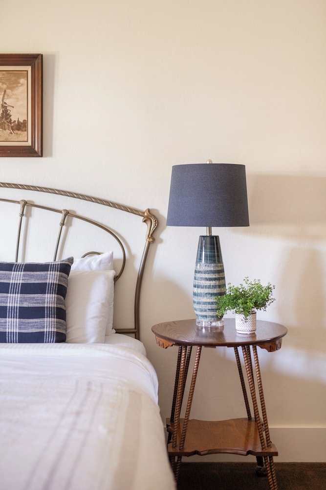 Premier Room, 1 King Bed, Accessible, Fireplace photo 3