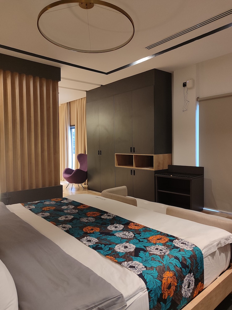 Executive Studio Suite, 1 King Bed, Non Smoking, Courtyard View photo 2