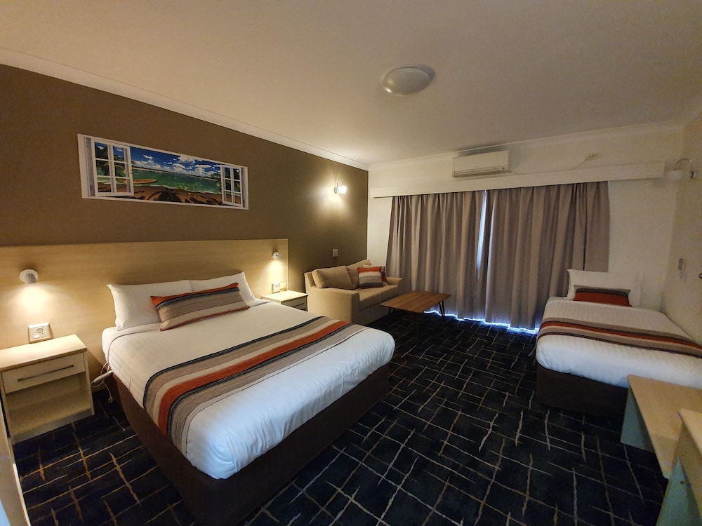Deluxe Twin Room, Kitchenette (1 queen and 1 single bed) photo 1