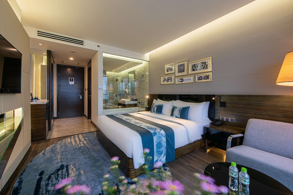 Premier Queen Room, Balcony, Ocean View photo 2