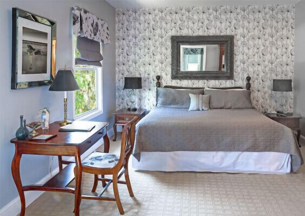 Honeymoon Suite, 1 King Bed with Sofa bed, Bathtub photo 1