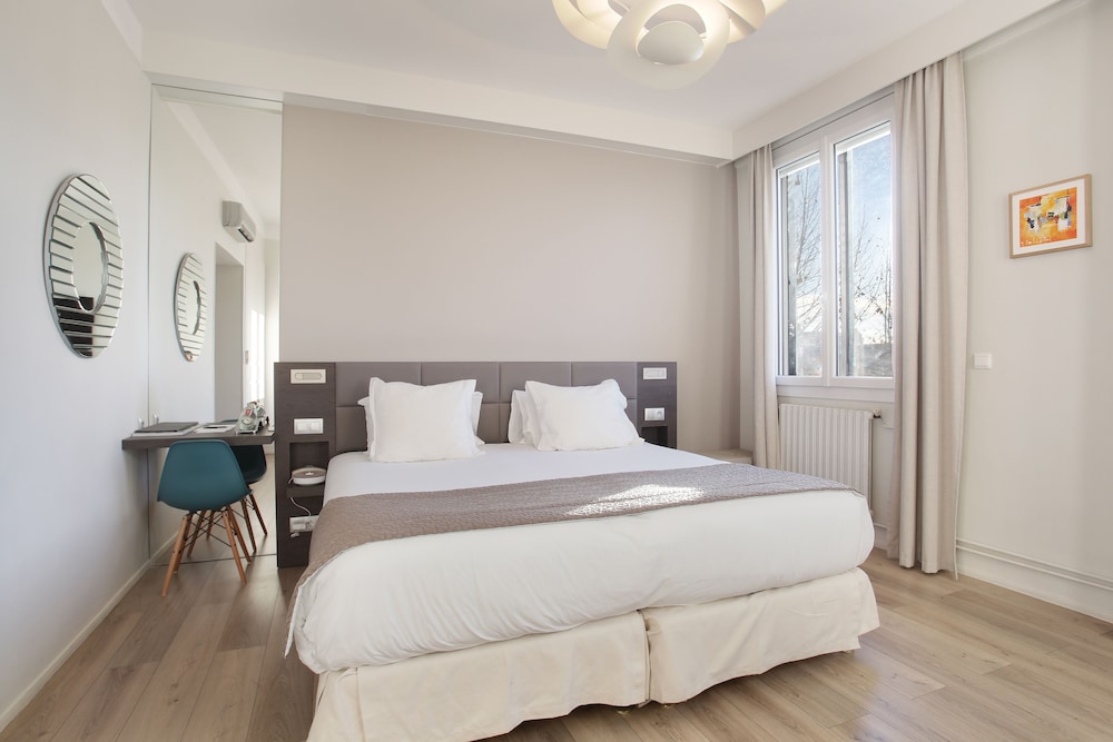 Prestige Triple Room - Photo 2