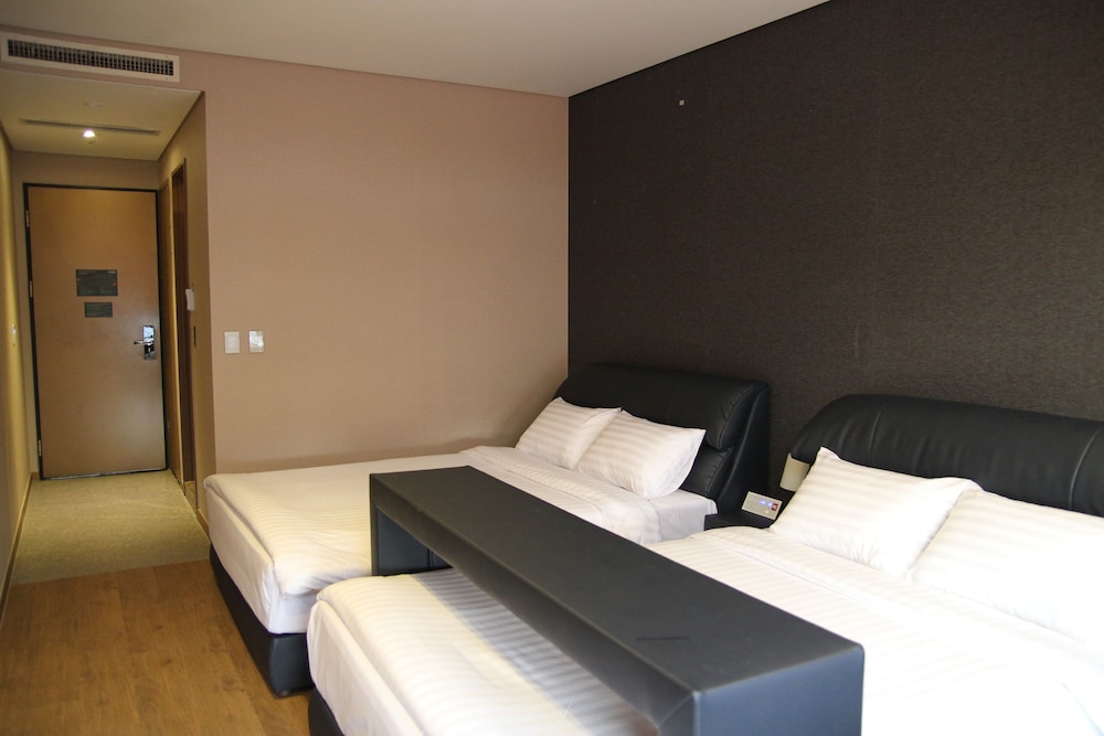 Superior Deluxe Twin Room, Bathtub photo 3