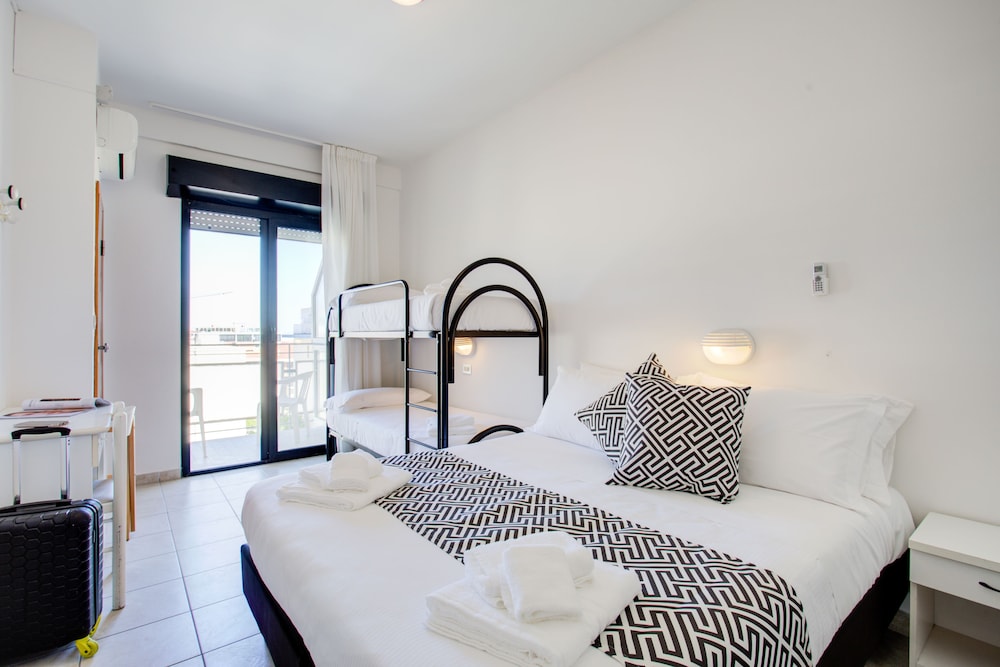 Quadruple Room - Photo 11