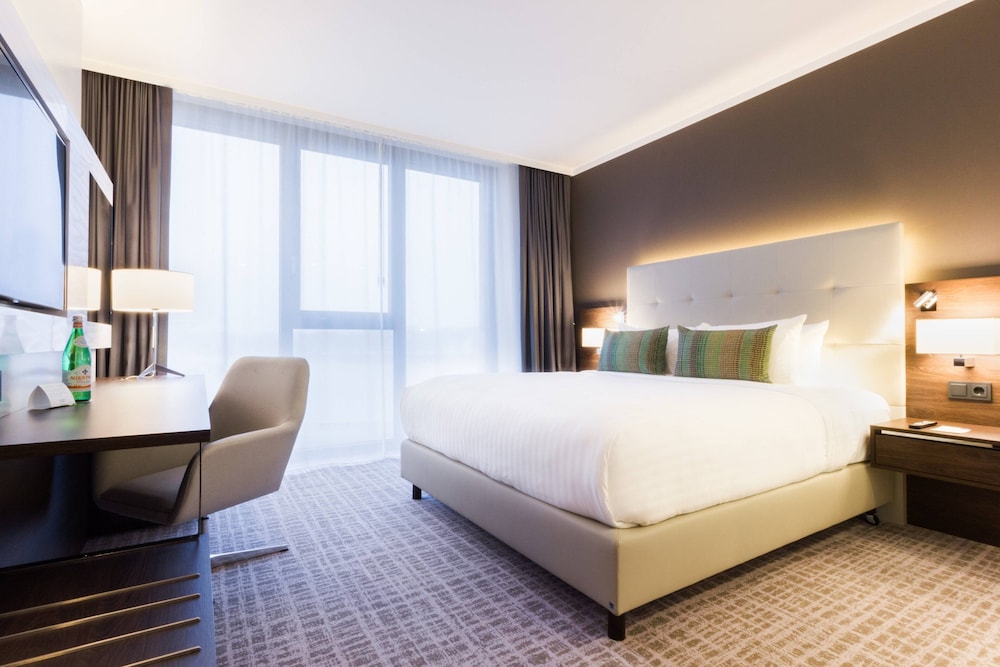 Suite, 1 King Bed, Lake View (Balcony)
