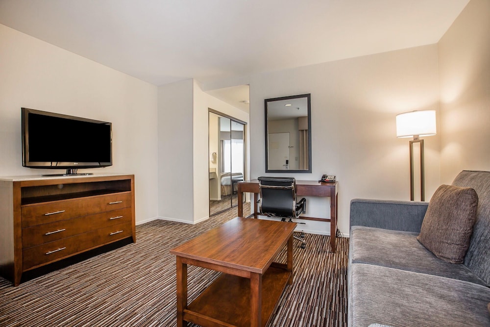 Suite, 1 King Bed, Living Room with Sofa Bed, Ocean View, Non Smoking - Photo 2