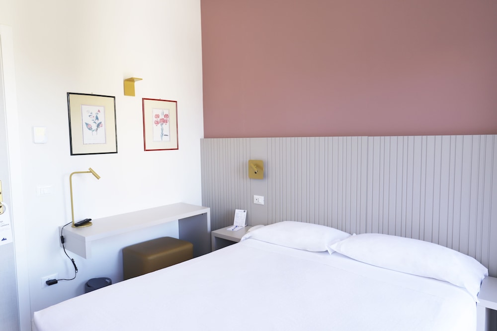 Double Room, 1 Large Twin Bed (French Bed) photo 1