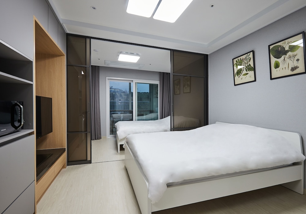 Family Twin Room - Photo 1