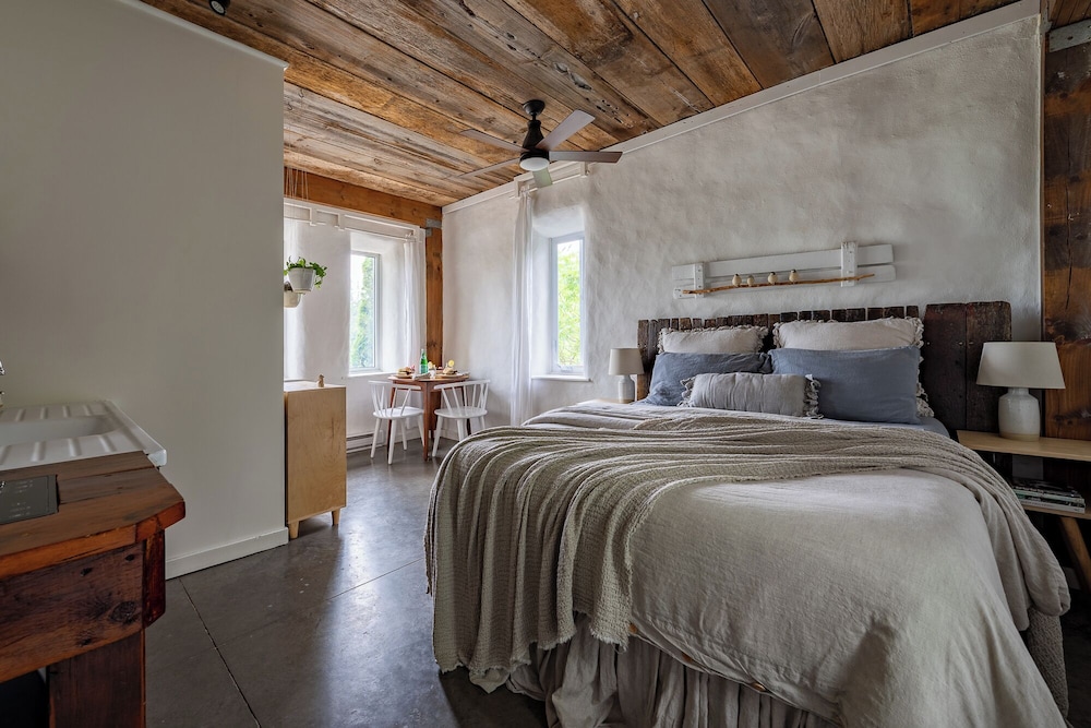 Studio Suite, 1 Queen Bed, Kitchenette, Garden View (B)