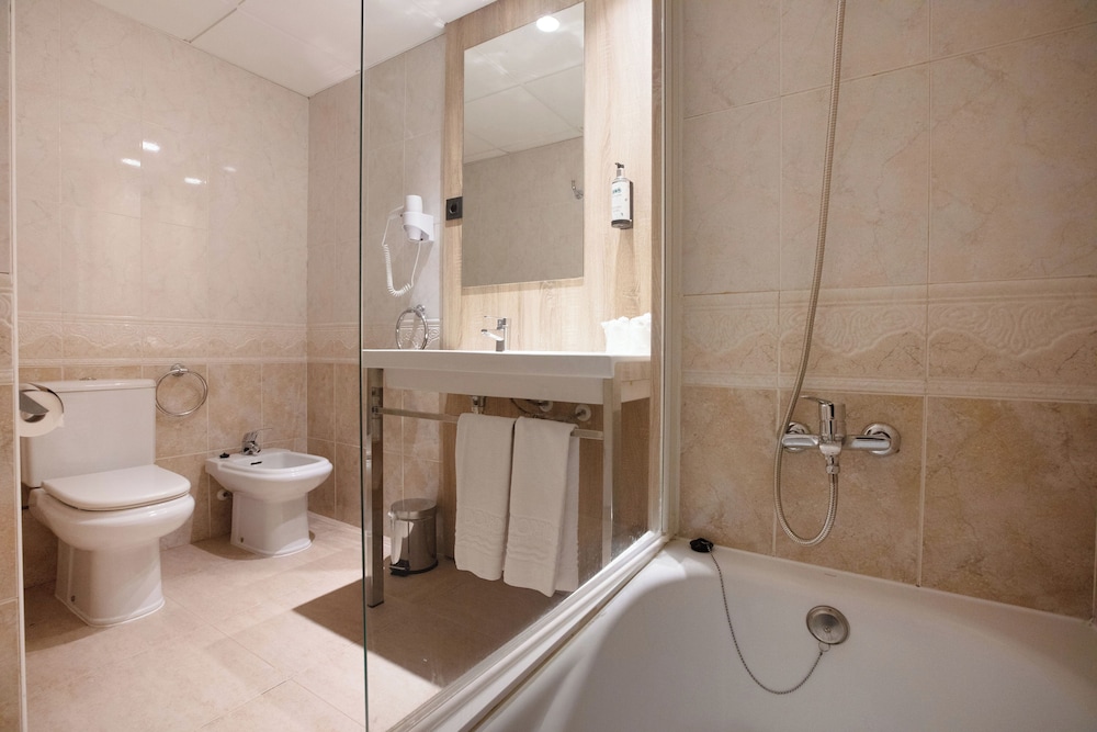 Standard Room, Pool View (2 adults + 1 child) - Photo 6