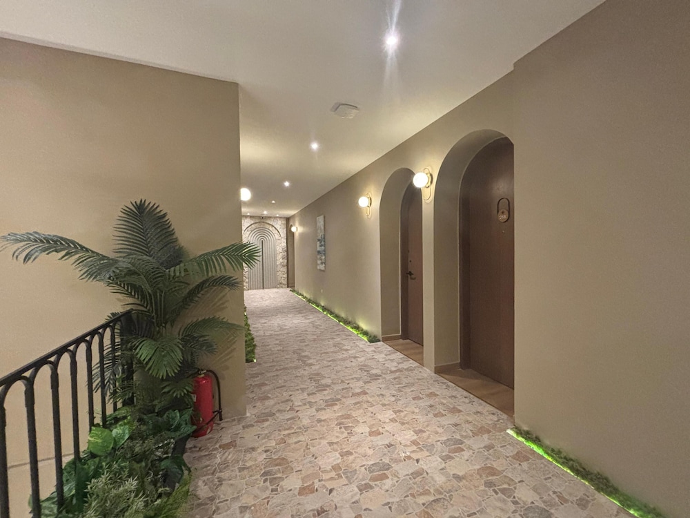 Executive Room East - Photo 5