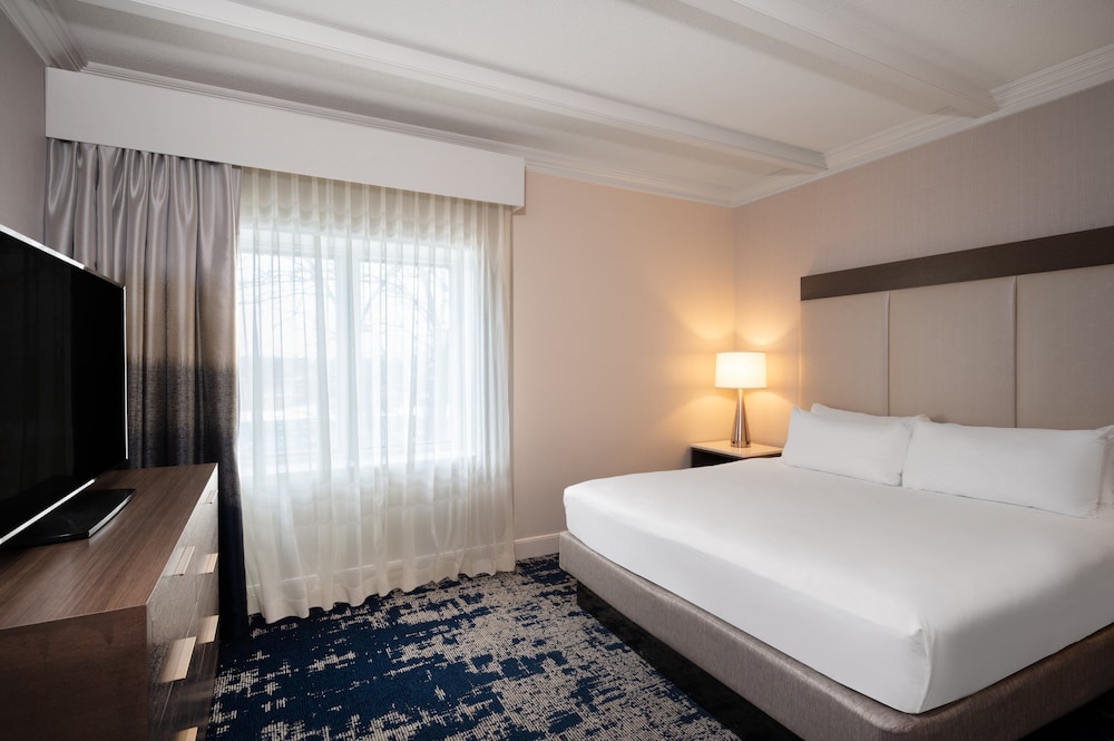 Junior Suite, 1 King Bed with Sofa bed - Photo 4