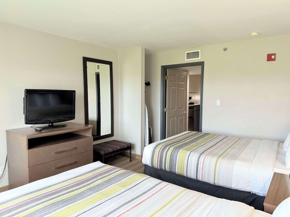 Premium Suite, 2 Queen Beds, Non Smoking - Photo 3
