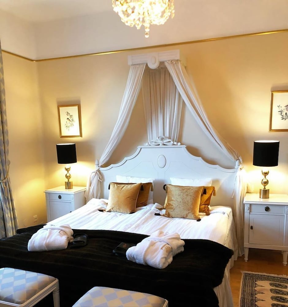 Suite, 1 King Bed, Bathtub photo 1