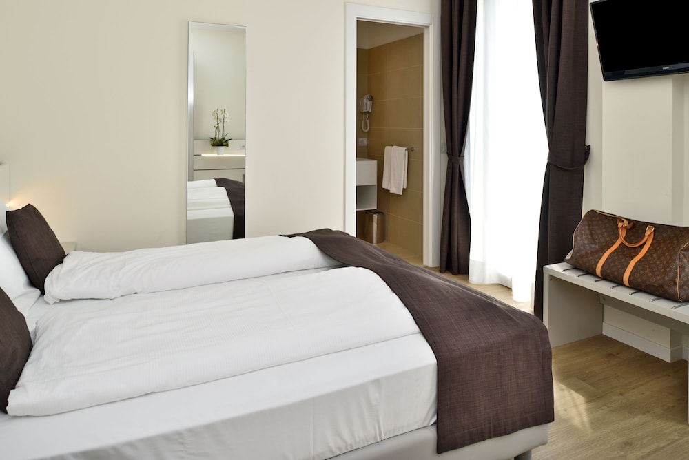 Deluxe Double Room, 1 Queen Bed photo 1
