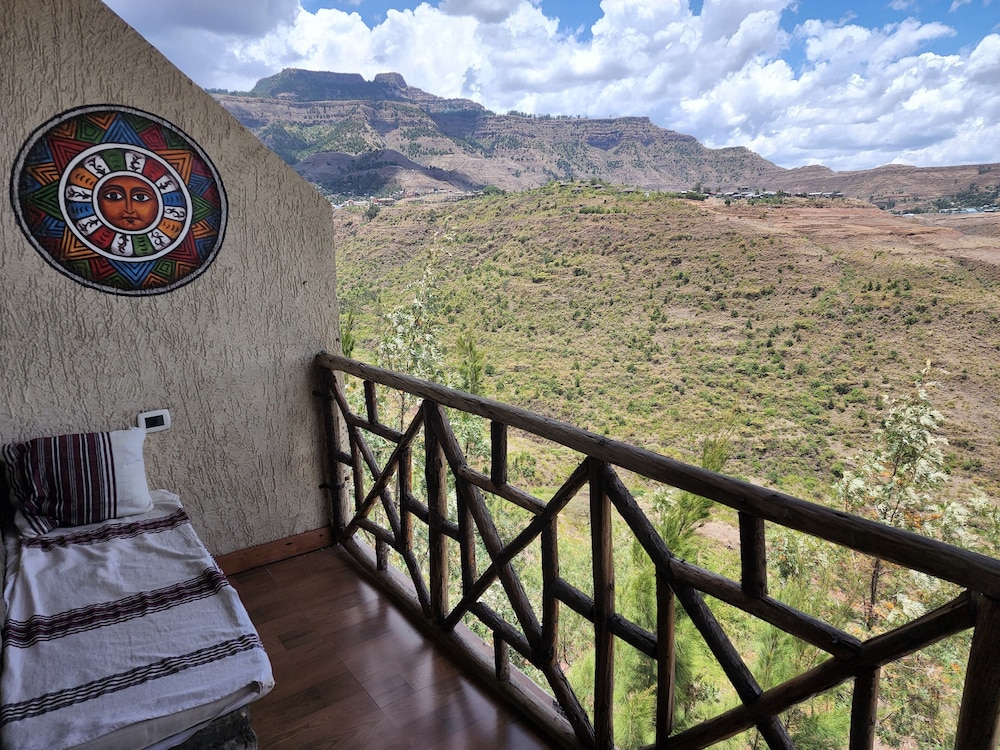 Deluxe Studio Suite, 1 King Bed, Balcony, Mountain View photo 3