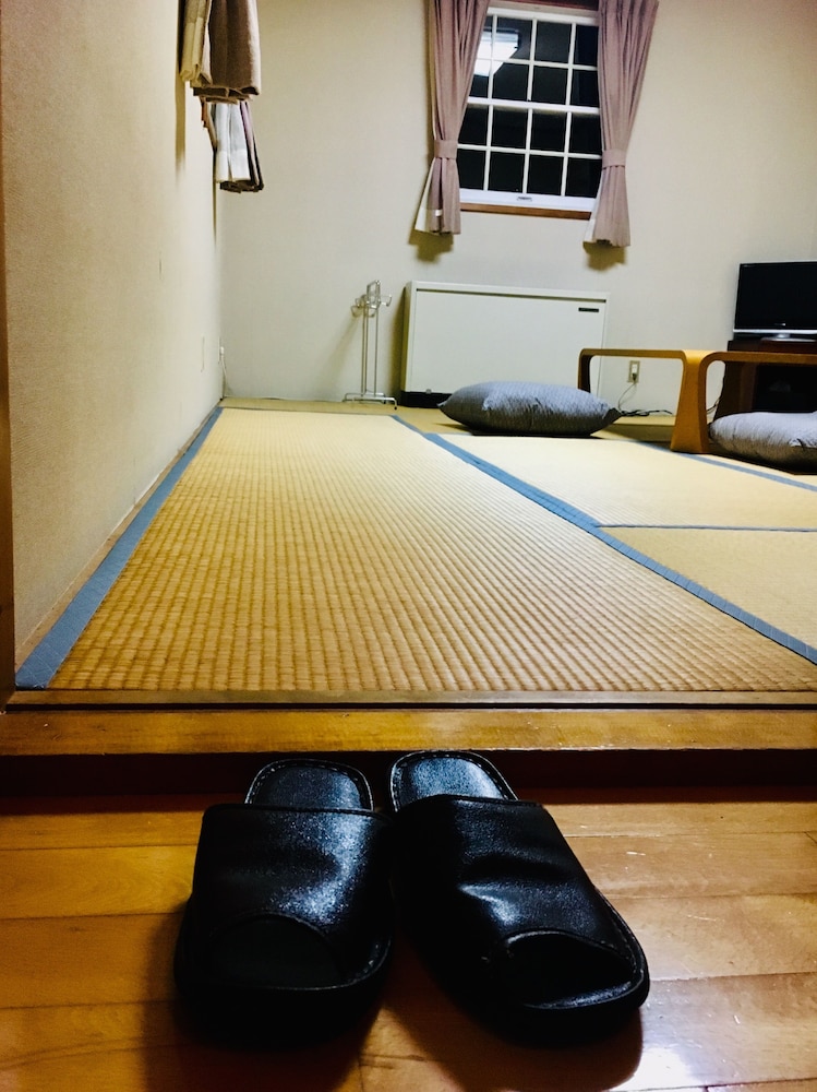 Japanese-style Family Room with Sink photo 2