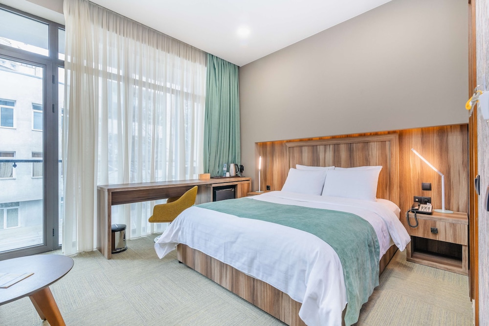 Standard Room, 1 Queen Bed, Non Smoking, Balcony