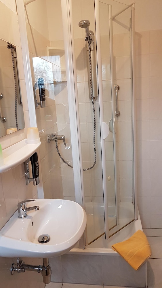 Comfort Twin Room, Ensuite, Courtyard View photo 3