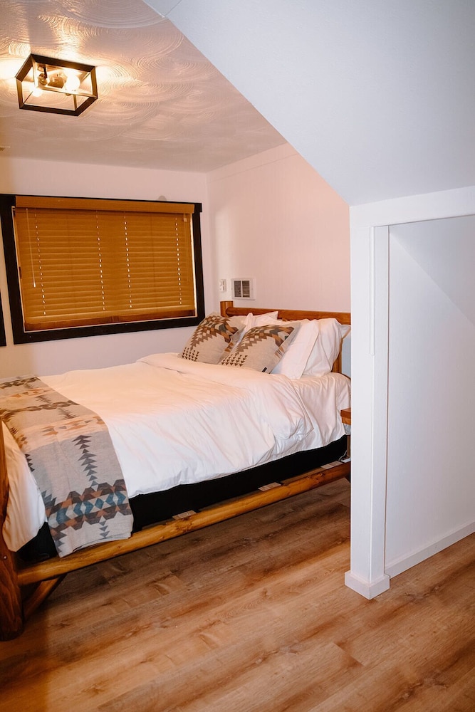 Standard Double Room, 1 Queen Bed, Non Smoking, Shared Bathroom photo 2