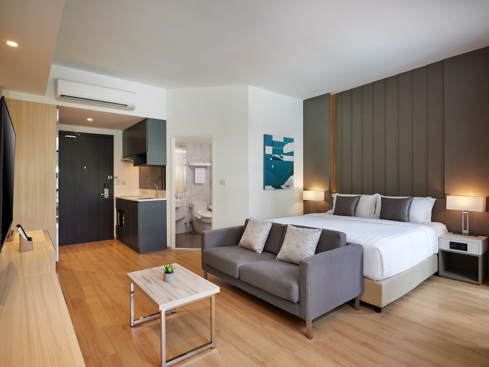 Deluxe Room, Pool View - Photo 25