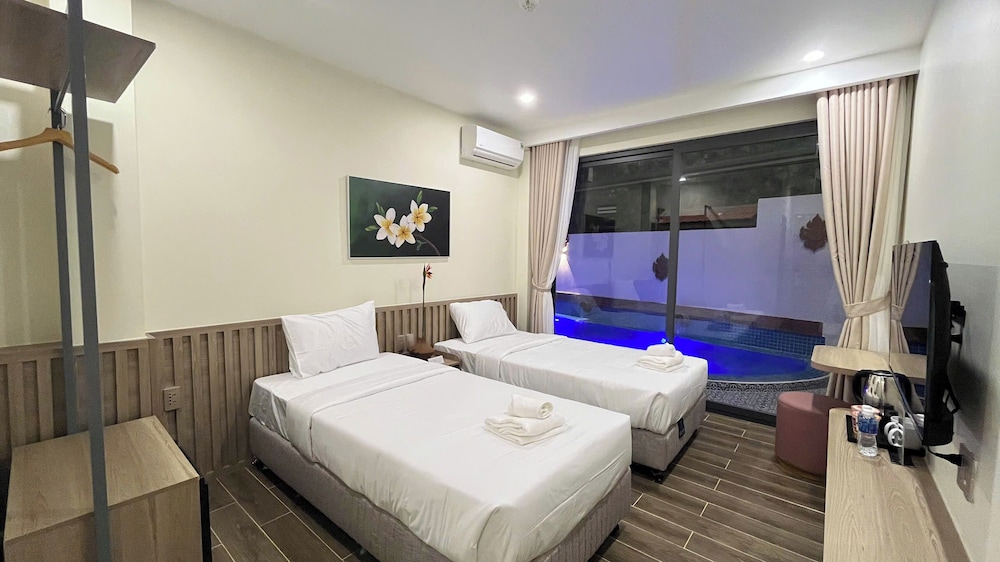 Deluxe Twin Room, Pool View