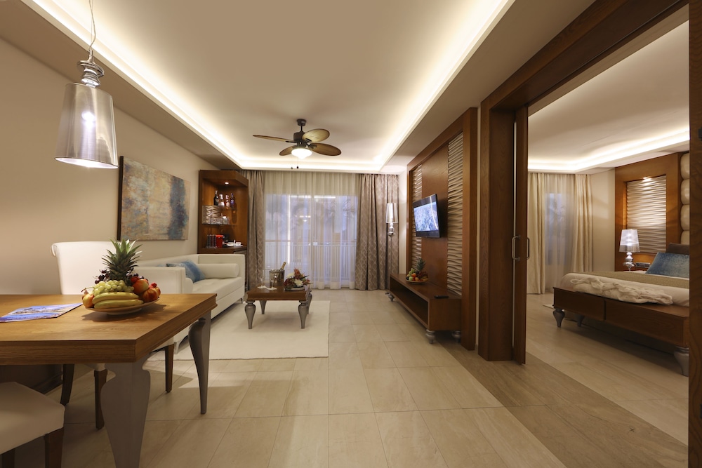 Mirage Club Swim Up Suite Outdoor Jacuzzi