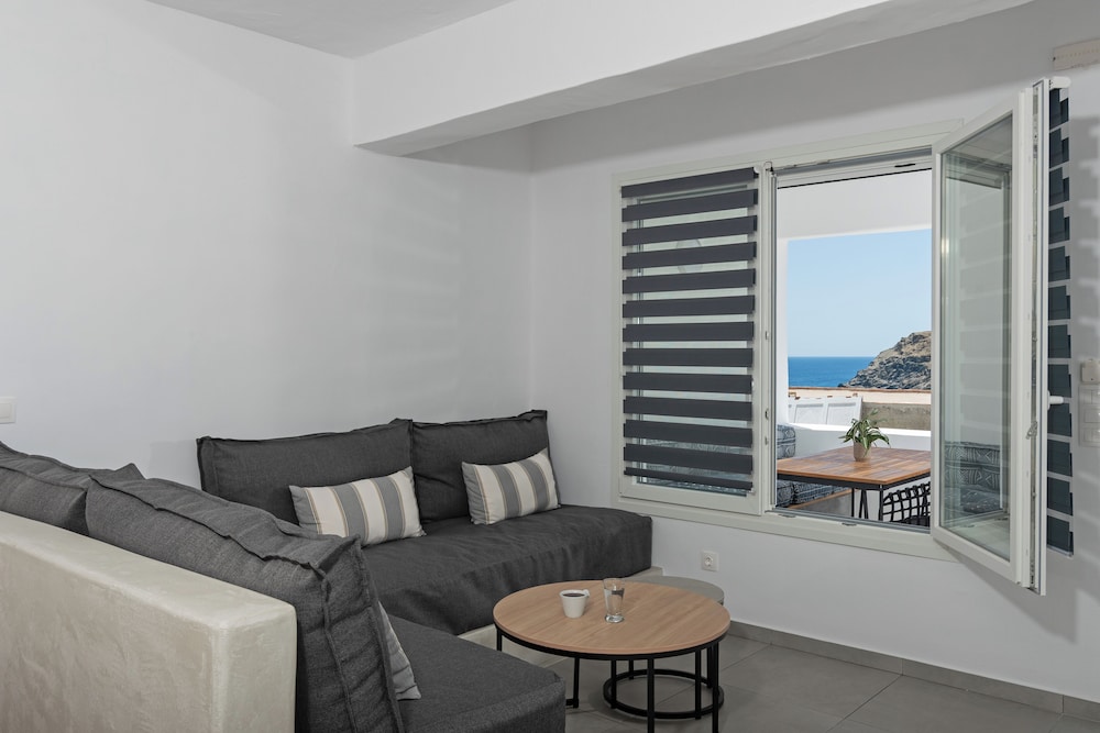 Deluxe Suite 2-4 Adults with Partial Sea and Castle View   (Doto) photo 3