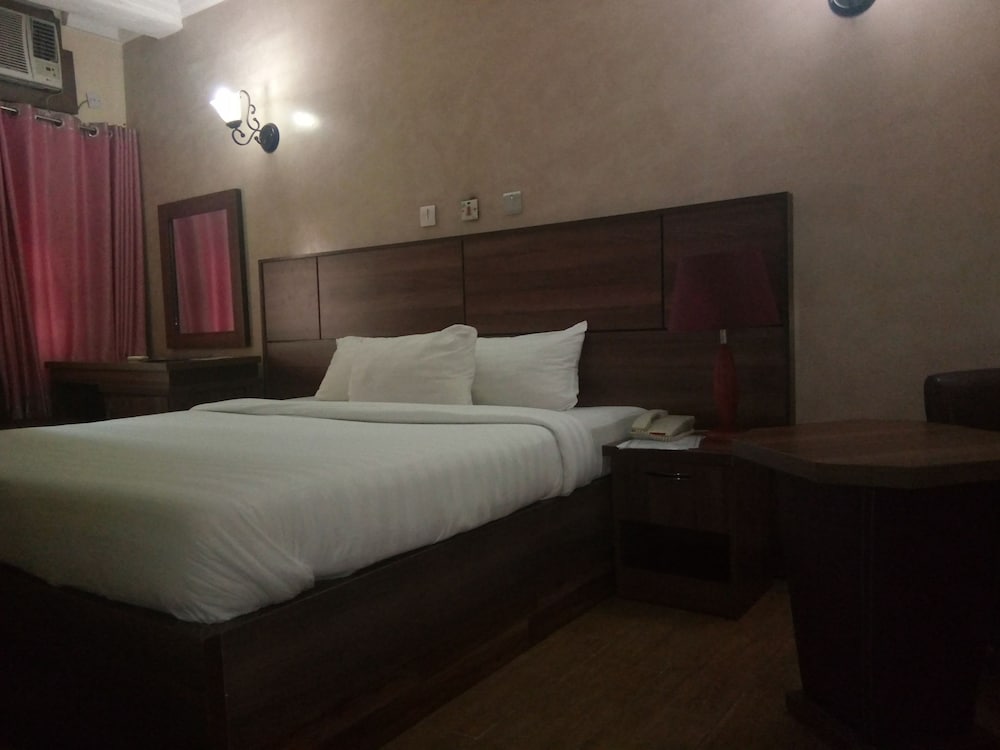Deluxe Room, 1 Queen Bed, Non Smoking photo 3