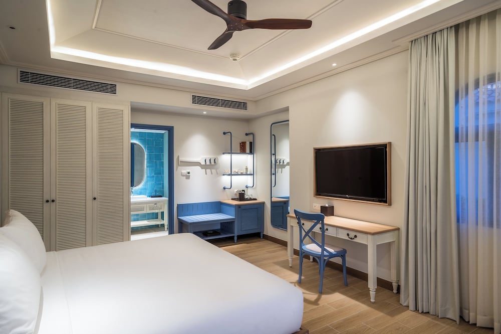 Premium Room, 1 King Bed (Deluxe) - Photo 5