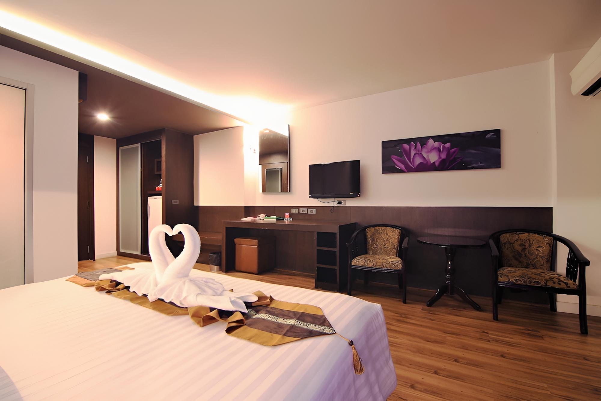 Deluxe Room, 1 King Bed photo 2
