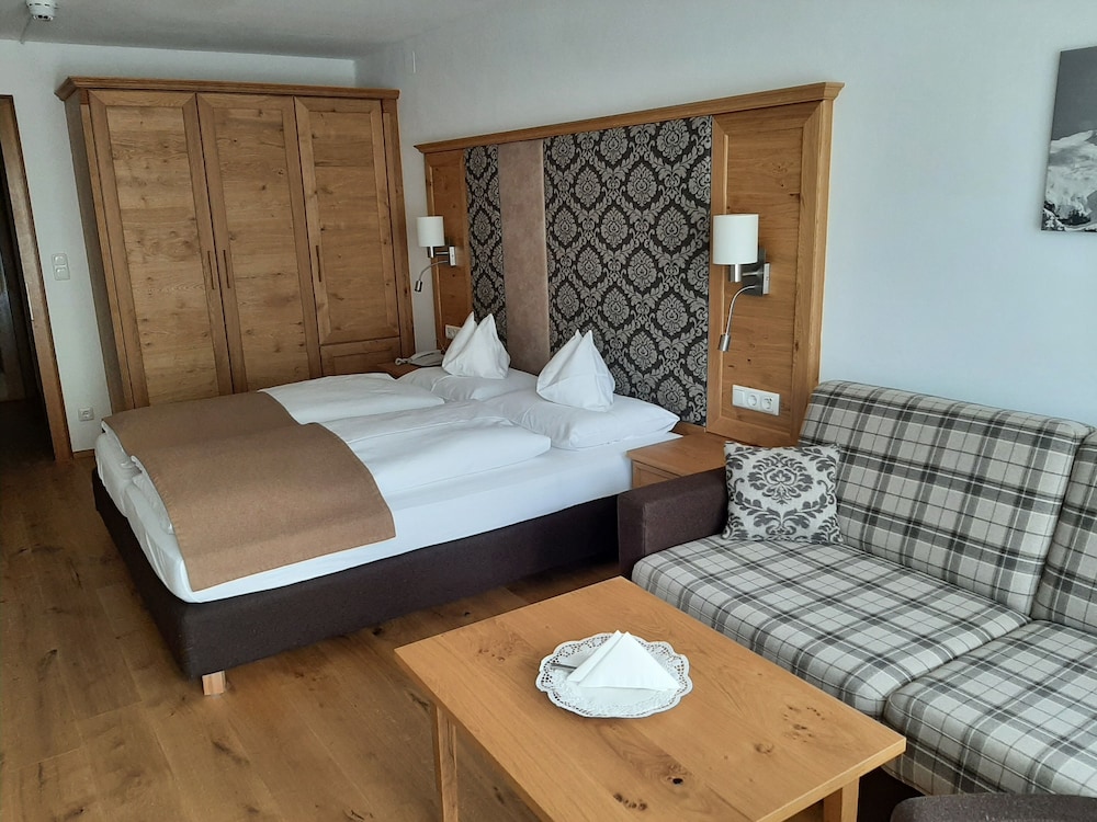 Standard Double Room, Balcony, Mountain View (Alpinzimmer Deluxe) photo 3