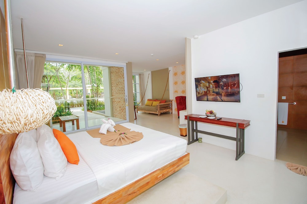 Pool View Suite photo 2