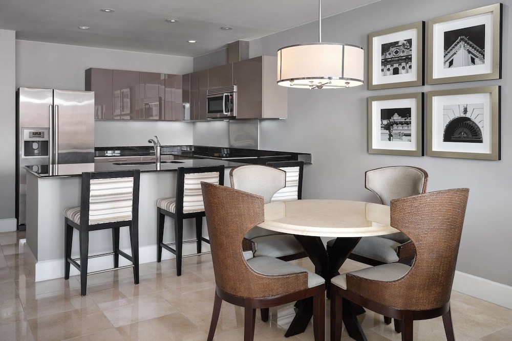 Premier Suite, 1 King Bed, Non Smoking, Kitchen (Tower) - Photo 4