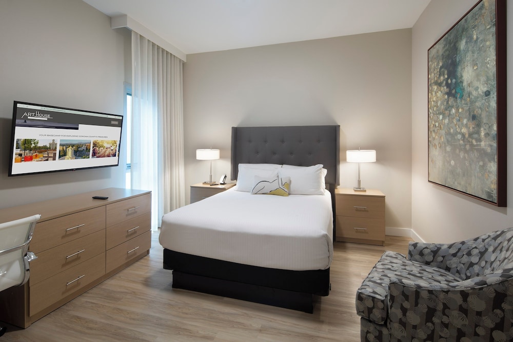 Standard Room, 1 Queen Bed (Classic Queen) - Photo 1