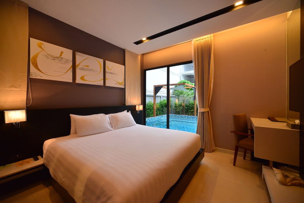 Junior Suite, Pool Access photo 2